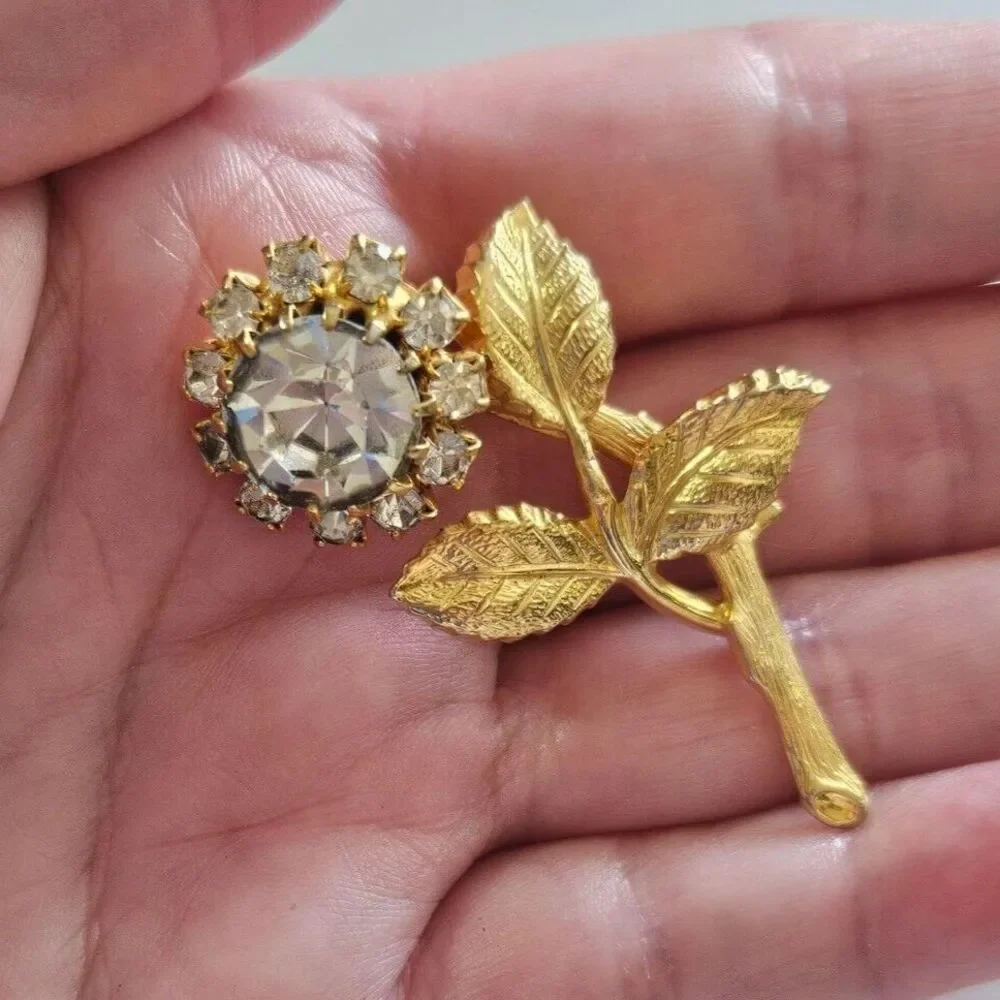Vintage gold tone rhinestone flower brooch